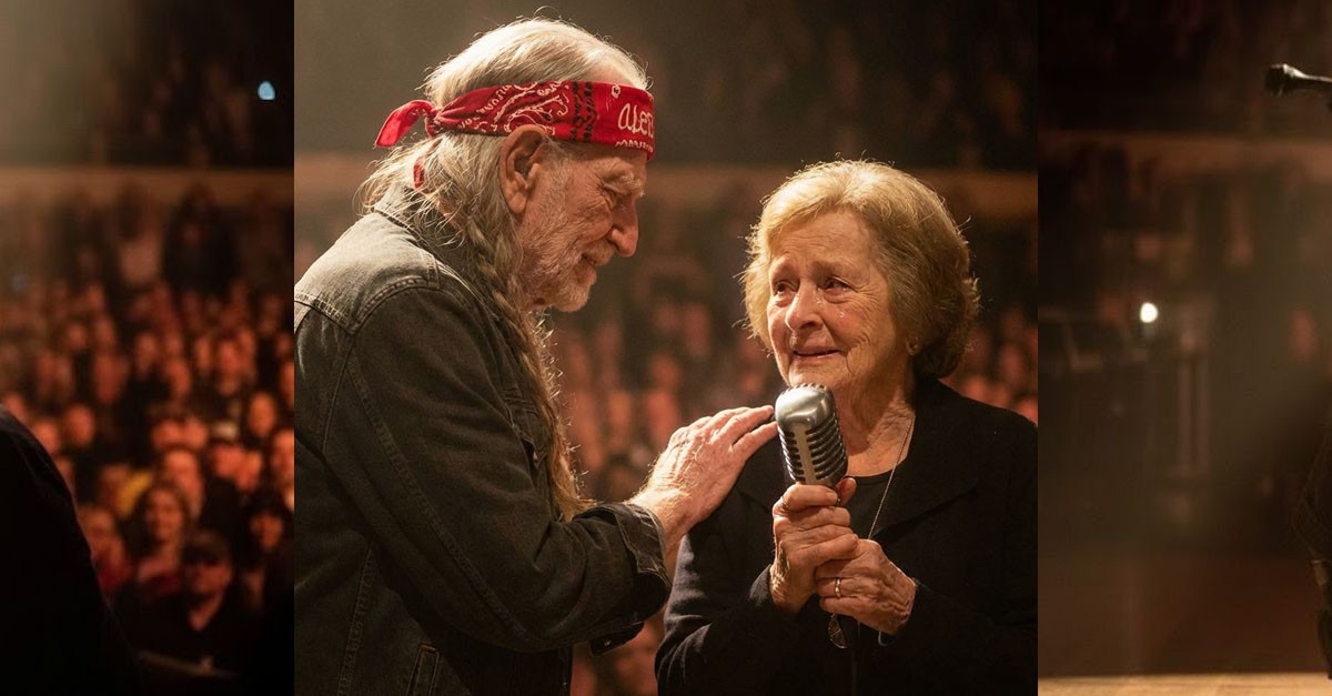 10,000 People Rose to Their Feet in Tears The Heartwarming Moment Willie Nelson Gave Back to a Loyal Fan