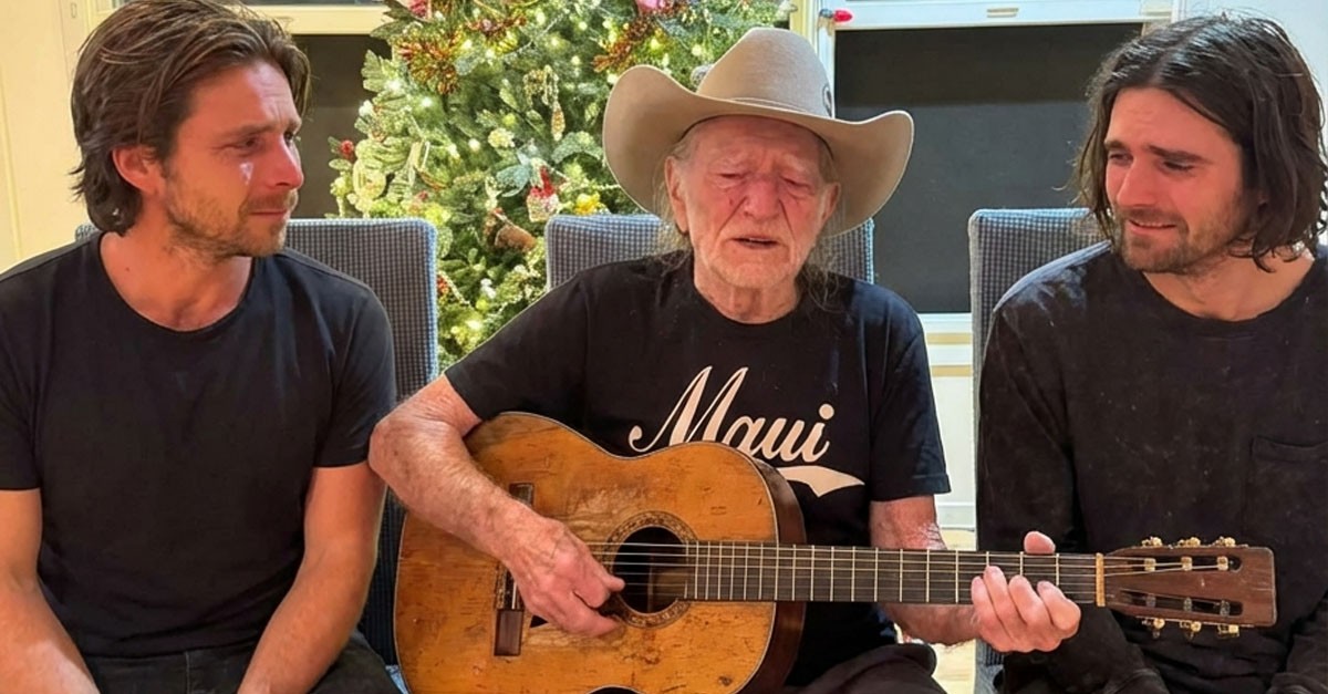 92 years of life, one final comedy performance: Willie Nelson brought his two sons, Lukas Nelson and Micah Nelson, to tears at the Grammy Awards.