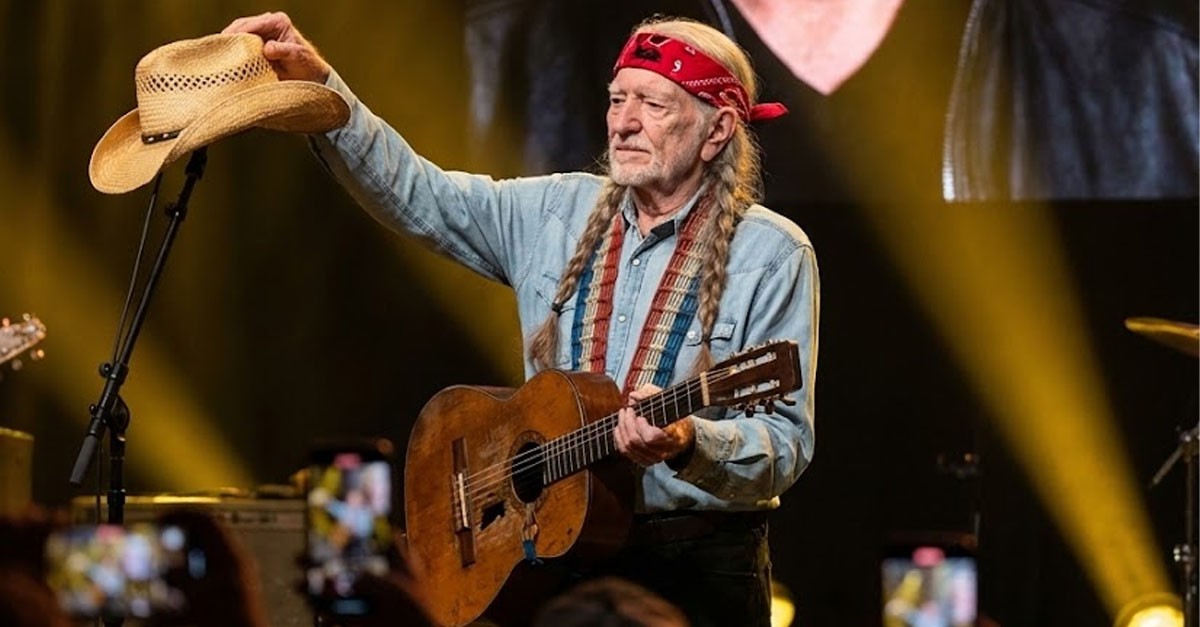 A Tribute to a True Cowboy Spirit: Willie Nelson Last Stage Performance, The Final Tribute and Emotional Farewell