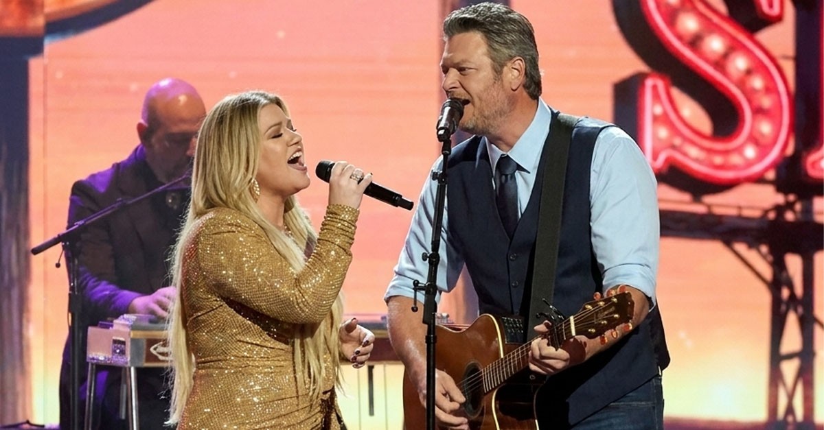 When Kelly Clarkson Stole Blake Shelton's Spotlight: A Nashville Surprise Turned a Song into an Unforgettable Memory