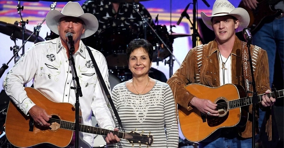 A Poignant Moment: Alan Jackson Honors George Jones, a heartfelt tribute that showcased the enduring power of music and memory.